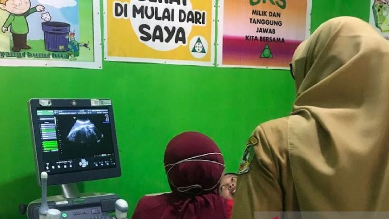 Kabupaten Banyuwangi meluncurkan program Puskesmas Asuhan Spesialistik, melibatkan dokter spesialis obgyn dan anak untuk meningkatkan kualitas pelayanan kesehatan ibu dan anak di puskesmas.
