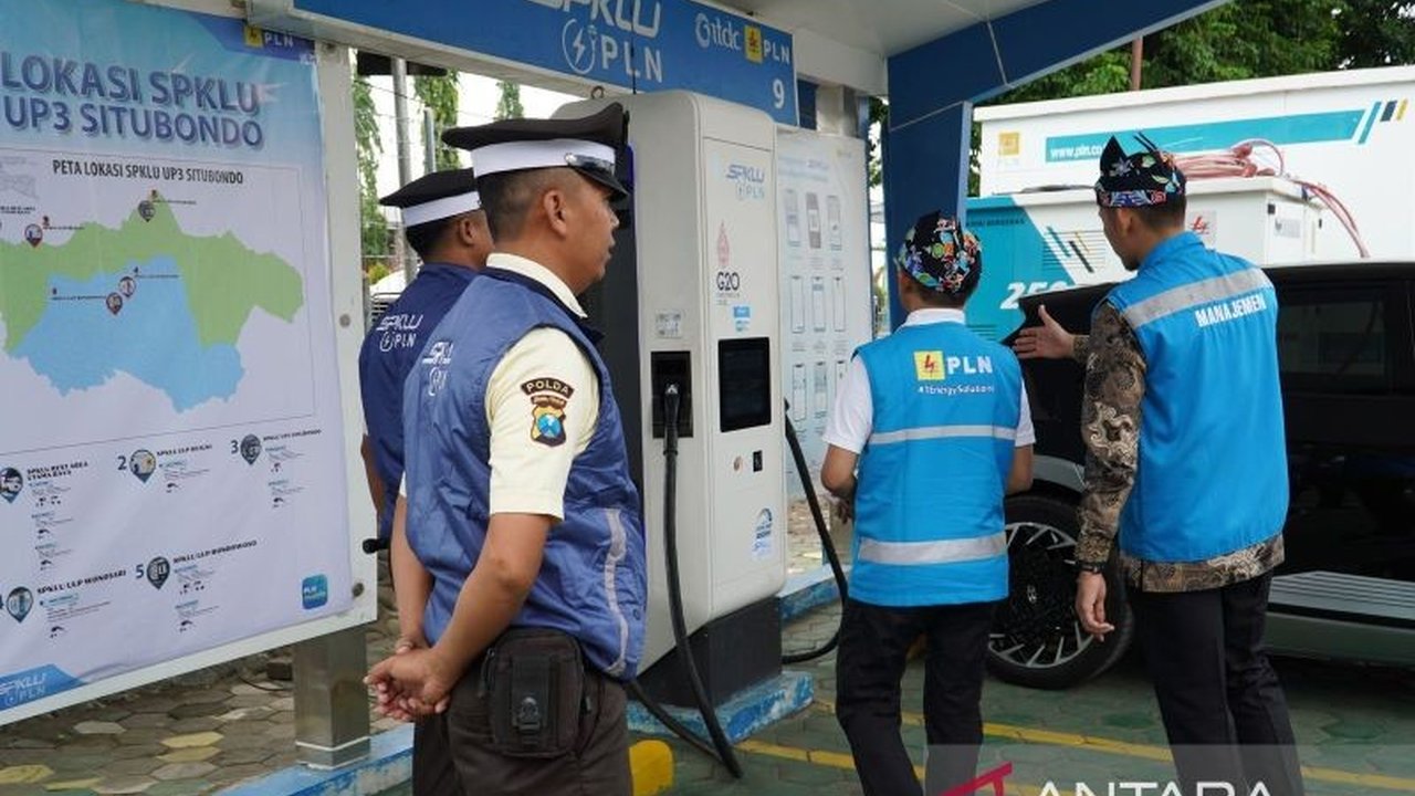 Direktur Distribusi PLN, Adi Priyanto, memastikan keandalan pasokan listrik di Jawa Timur selama libur Lebaran 2025, termasuk kesiapan SPKLU untuk kendaraan listrik.