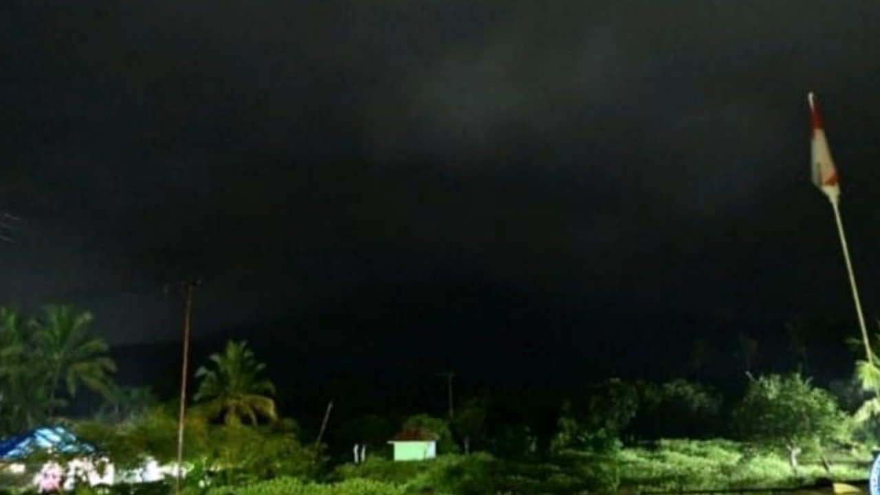 Gunung Lewotobi Laki-laki di Flores Timur, NTT kembali erupsi Sabtu malam dengan status Level IV (Awas), warga diimbau menjauhi radius 8 km dari pusat erupsi.
