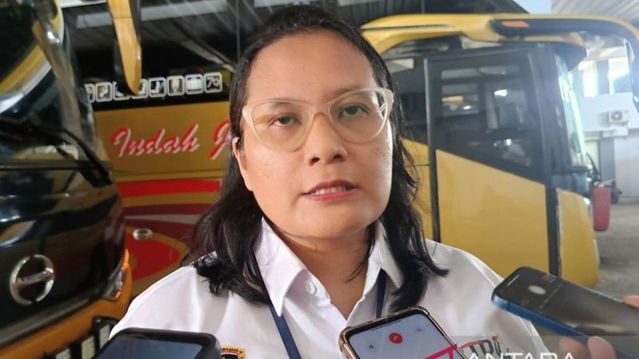 Jelang Lebaran 2025, jumlah penumpang bus antarprovinsi rute Samarinda-Banjarmasin meningkat drastis hingga 54 persen di Terminal Samarinda Seberang, Kalimantan Timur, akibat tingginya harga tiket pesawat.