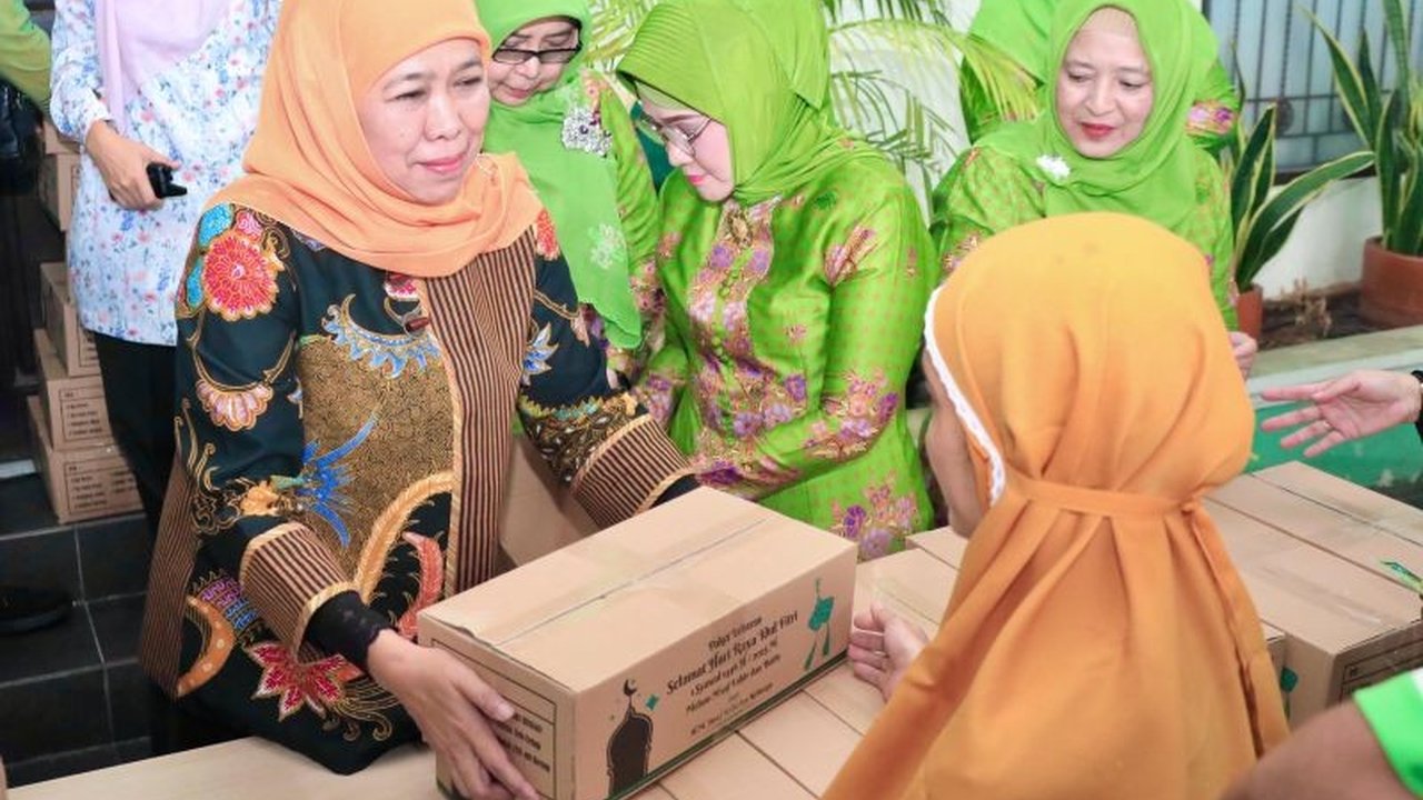 Gubernur Jawa Timur, Khofifah Indar Parawansa, bersama PP Muslimat NU menyalurkan 1.000 paket Lebaran dari keluarga Jusuf Kalla kepada masyarakat di Jakarta Selatan menjelang Idul Fitri.