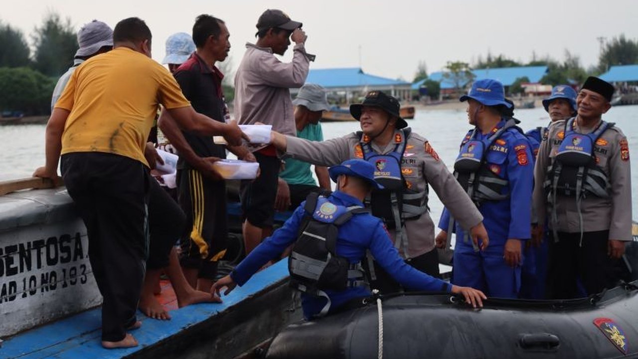 Kapolres Abdya, AKBP Agus Sulistianto, memimpin pembagian 200 kotak takjil kepada nelayan di tengah laut Pulau Kayu, Kecamatan Susoh, Aceh Barat Daya, sebagai wujud kepedulian dan mempererat silaturahmi.