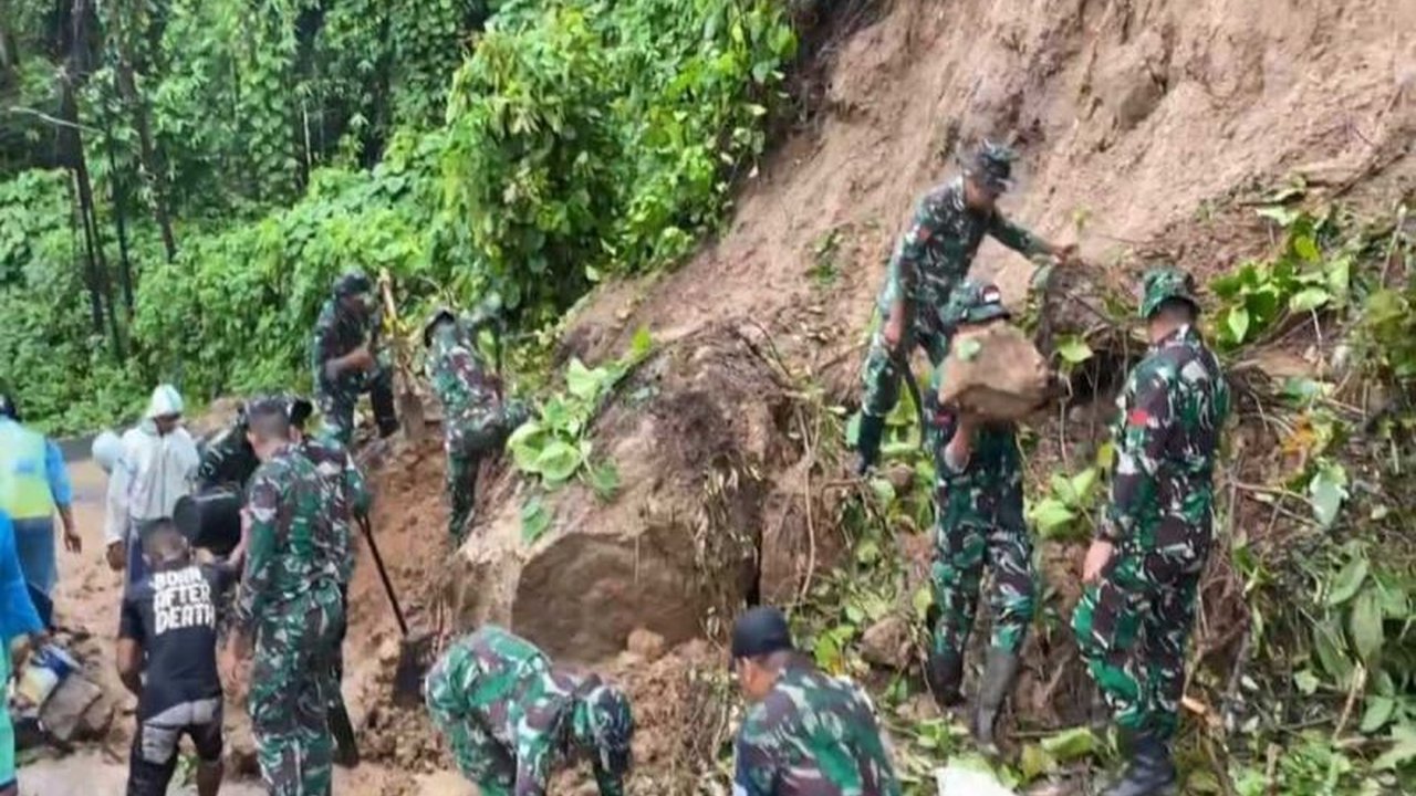 Yonif 712/Wiratama Kodam XIII/Merdeka terjunkan 50 personel untuk membantu membersihkan material longsor di Jalan Loreng-Tuminting, Manado, yang mengakibatkan akses jalan terputus.