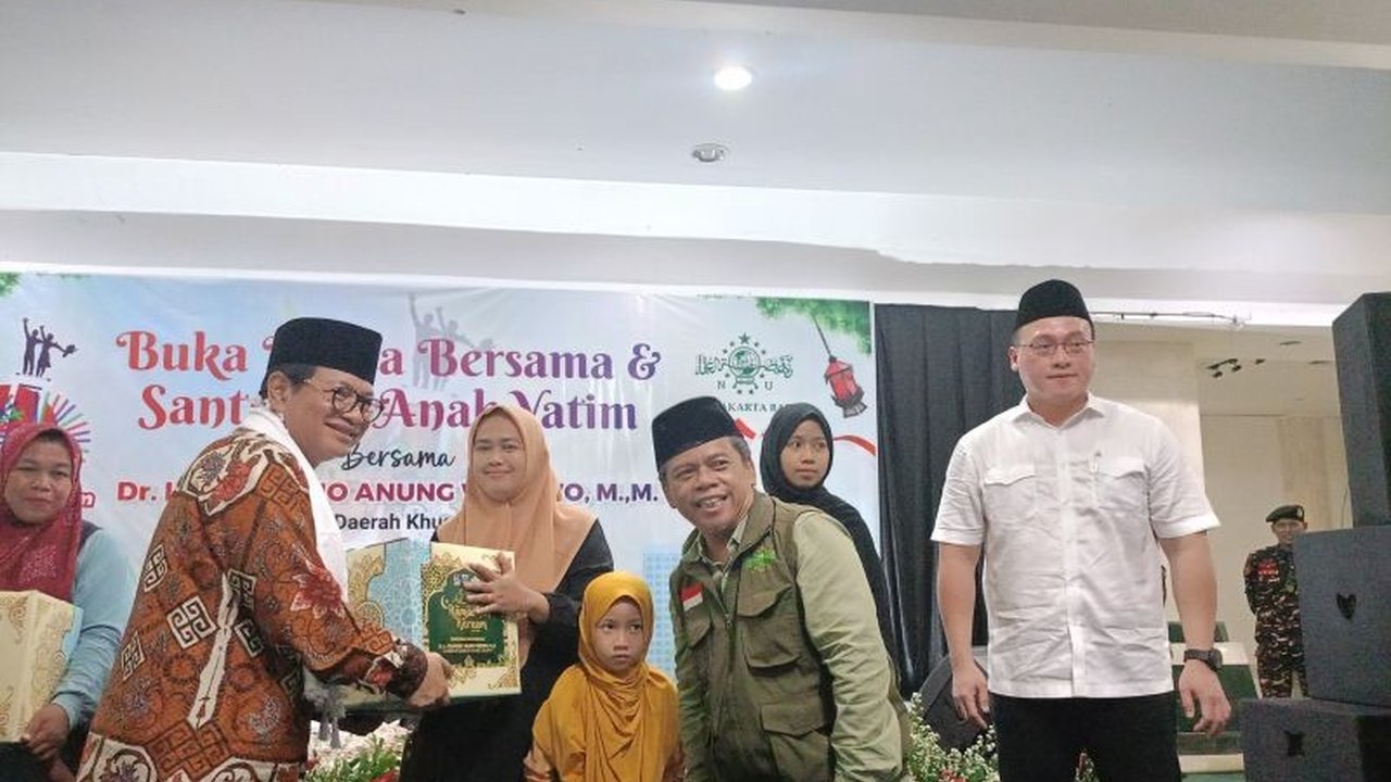 Gubernur DKI Jakarta, Pramono Anung, memberikan santunan kepada 1.500 anak yatim piatu di Masjid Raya KH Hasyim Asy'ari, Cengkareng, sebagai bentuk kepedulian dan komitmen terhadap masyarakat.