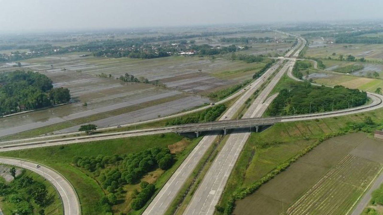 H-10 Lebaran, Tol Tangerang-Merak dipadati 179 ribu kendaraan, meningkat 8 persen dari lalu lintas harian normal; pemerintah berlakukan pembatasan kendaraan barang untuk kelancaran arus mudik.