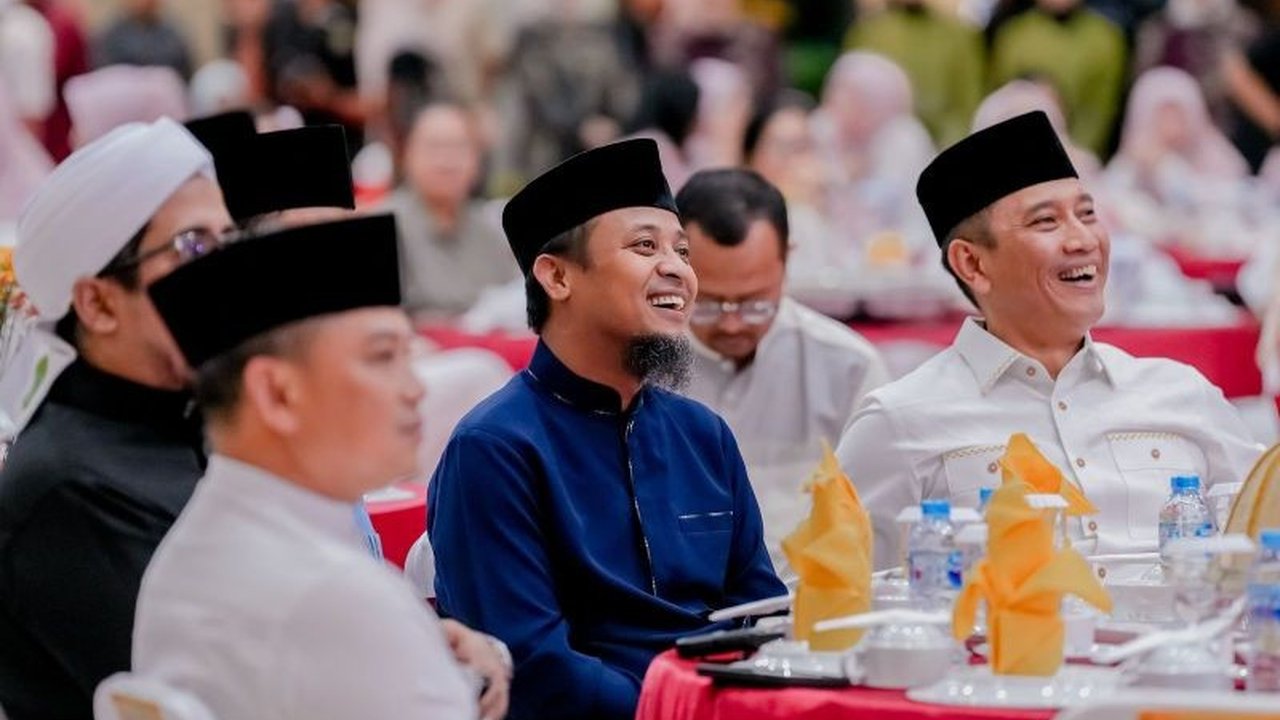 Gubernur dan Kapolda Sulsel tekankan pentingnya sinergi antarinstansi dalam pembangunan dan keamanan daerah, ditandai dengan buka puasa bersama di Aula Mappaodang, Polda Sulsel.