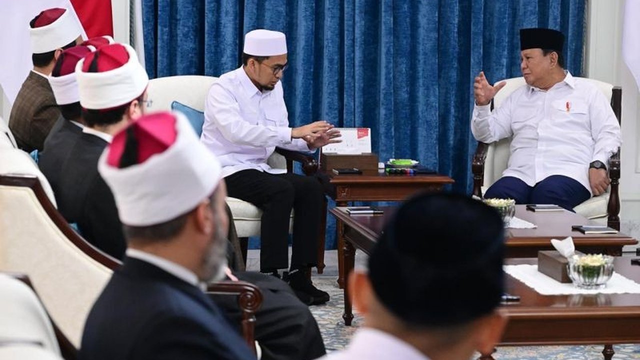 Presiden Prabowo Subianto bertemu Ustaz Adi Hidayat dan 10 ulama Al Azhar Mesir di Istana Kepresidenan, membahas kerja sama pendidikan dan penguatan Islam rahmatan lil alamin.