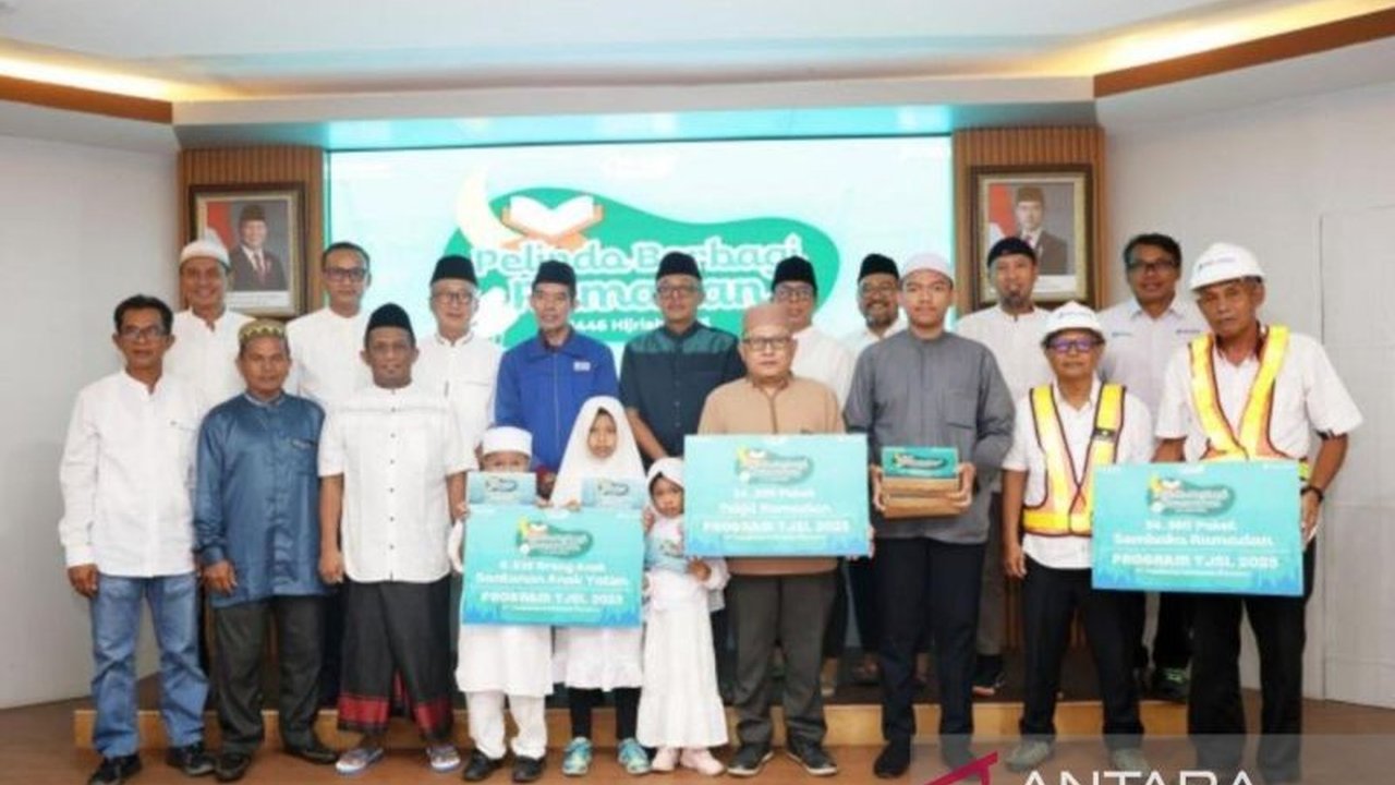 Pelindo Regional 3 Sub Regional Kalimantan menyalurkan bantuan senilai Rp1,1 miliar melalui program TJSL 'Pelindo Berbagi Ramadhan' kepada masyarakat Kalimantan yang membutuhkan berupa paket sembako, takjil, dan santunan anak yatim.