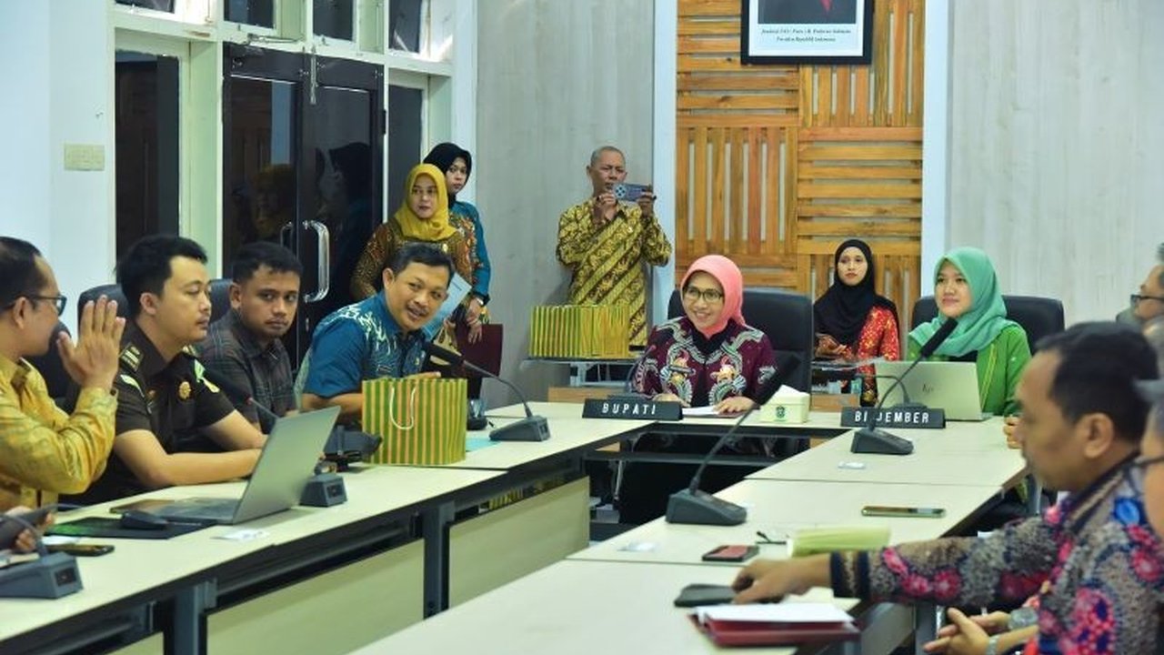 Pemkab Lumajang mendorong inovasi lokal, seperti pemanfaatan pekarangan rumah untuk berkebun, guna kendalikan inflasi dan tingkatkan ketahanan pangan.