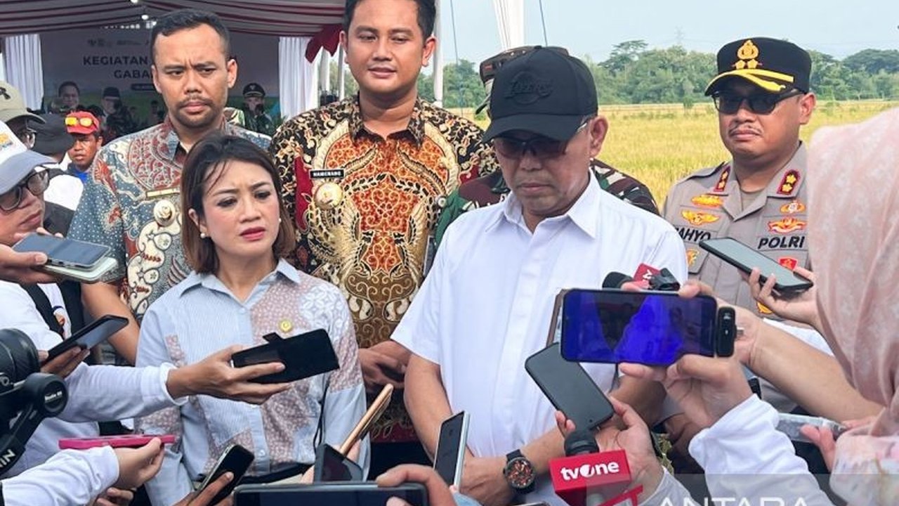 Pemerintah berkomitmen selesaikan paradoks pangan di Indonesia dengan meningkatkan kesejahteraan petani melalui pembelian gabah dengan harga baik, meskipun masih butuh kalibrasi.