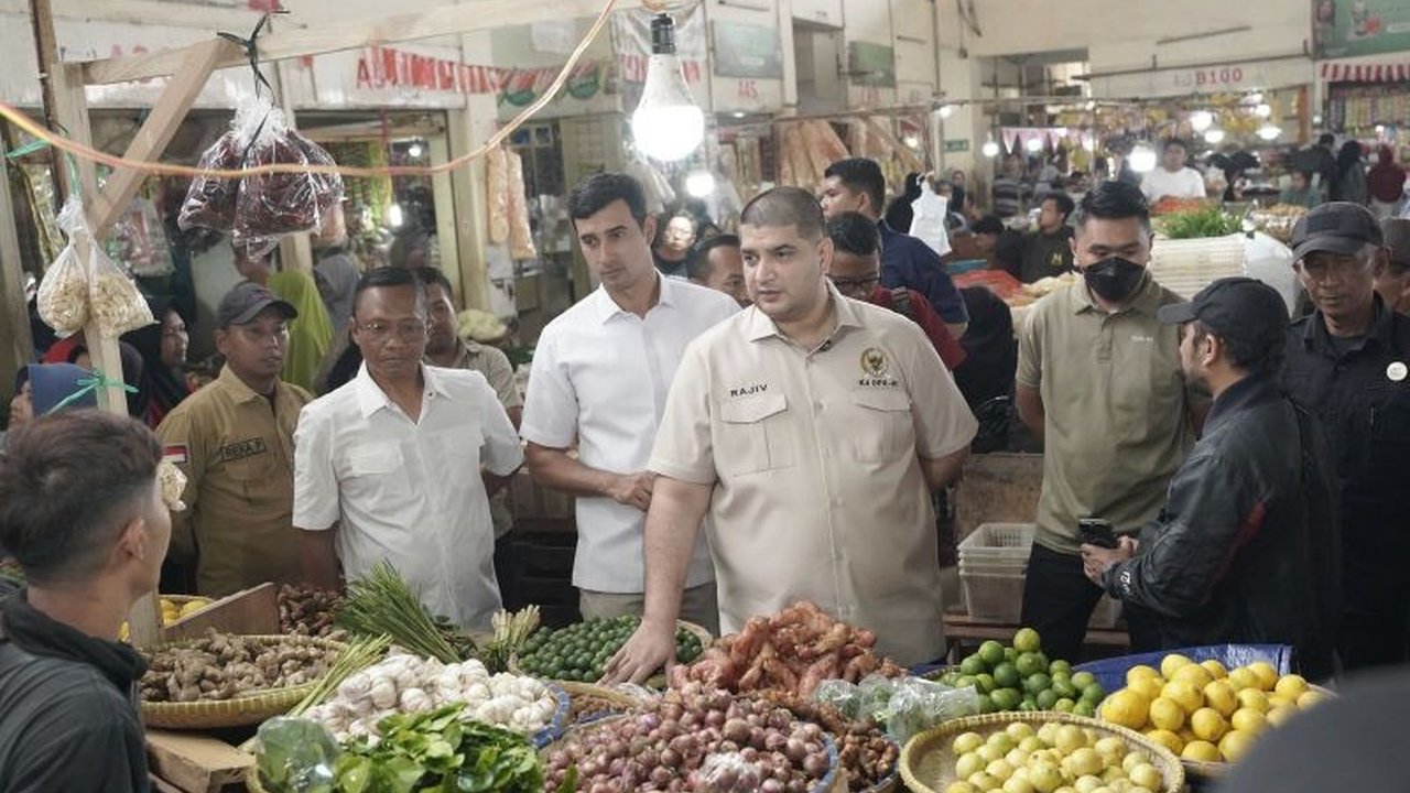 Anggota DPR RI Rajiv dan Wakil Bupati Bandung temukan kenaikan harga barang kebutuhan pokok di Pasar Soreang, namun masih dalam batas wajar menjelang Lebaran 2025.