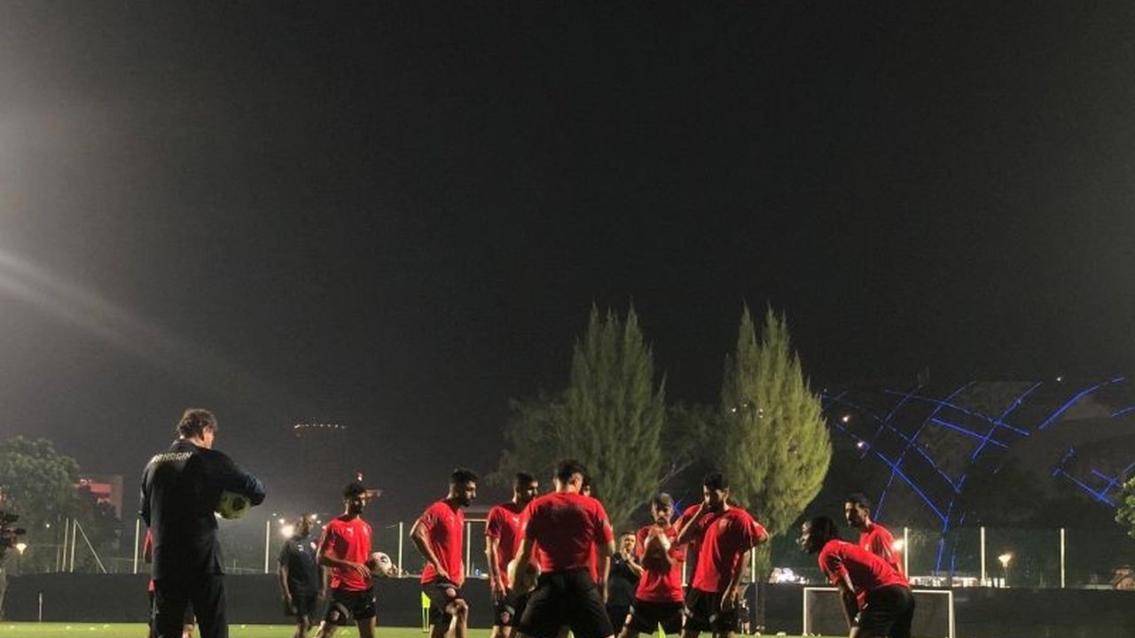 Jelang laga krusial melawan Timnas Indonesia di Stadion Utama GBK, 14 pemain Bahrain mengikuti latihan perdana di Lapangan A GBK, sementara 12 pemain lainnya berlatih terpisah.
