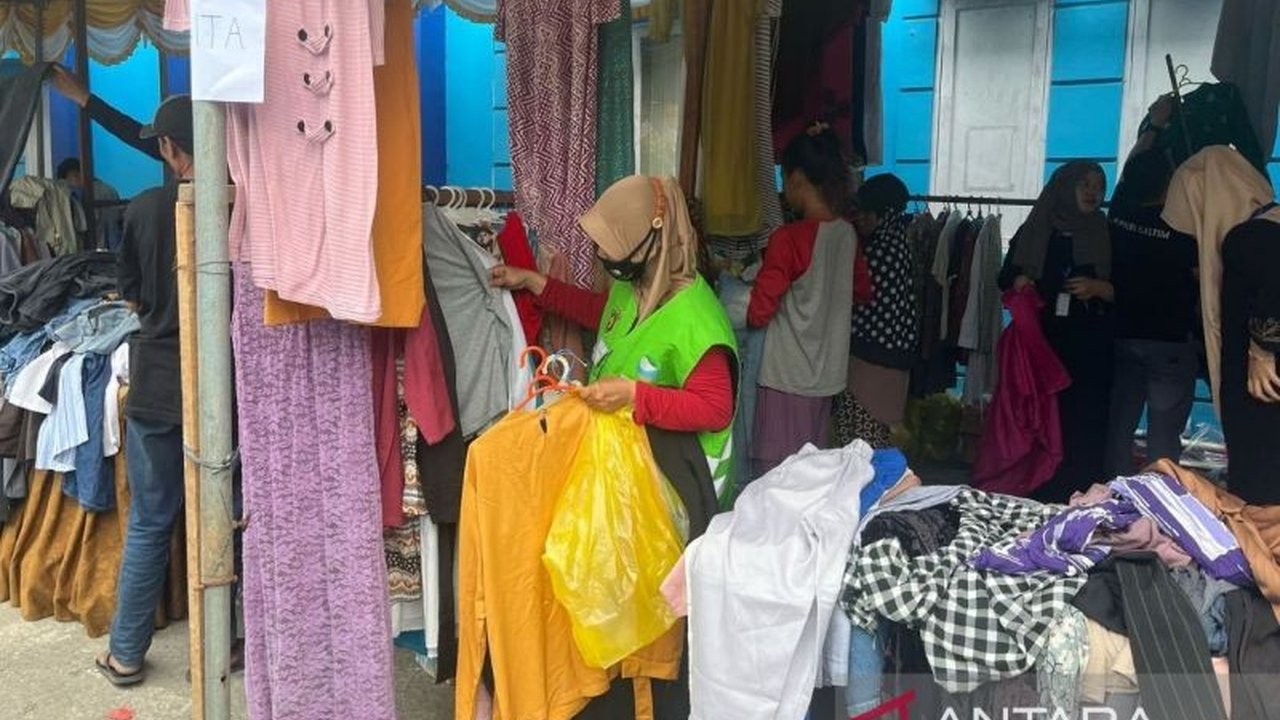 PKBI Kaltim menggelar program 'Ramadhan Ceria' dengan membagikan ratusan pakaian layak pakai kepada warga kurang mampu di Samarinda untuk menyambut Idul Fitri.