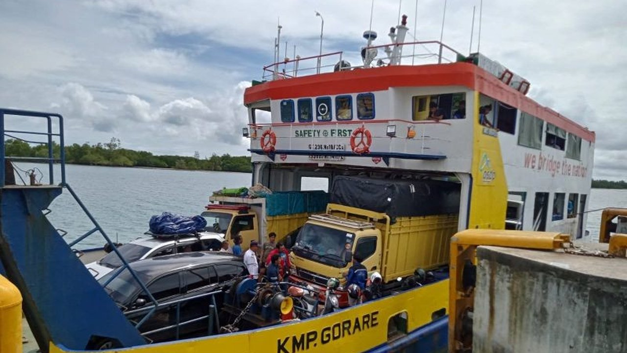 KMP Gorare memberangkatkan 21 kendaraan dan 34 pemudik dari Pelabuhan Tanjung Ru, Belitung, menuju Pelabuhan Sadai, Bangka Selatan, sebagai langkah antisipasi lonjakan arus mudik.