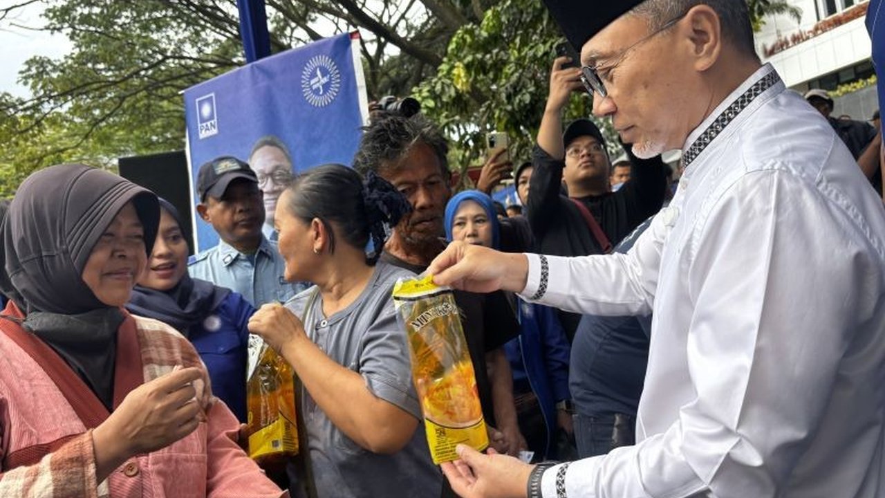 Menko Pangan Zulkifli Hasan membagikan 1.500 Minyakita gratis di Bandung, memastikan stok pangan aman dan harga terjangkau jelang Lebaran 2025.