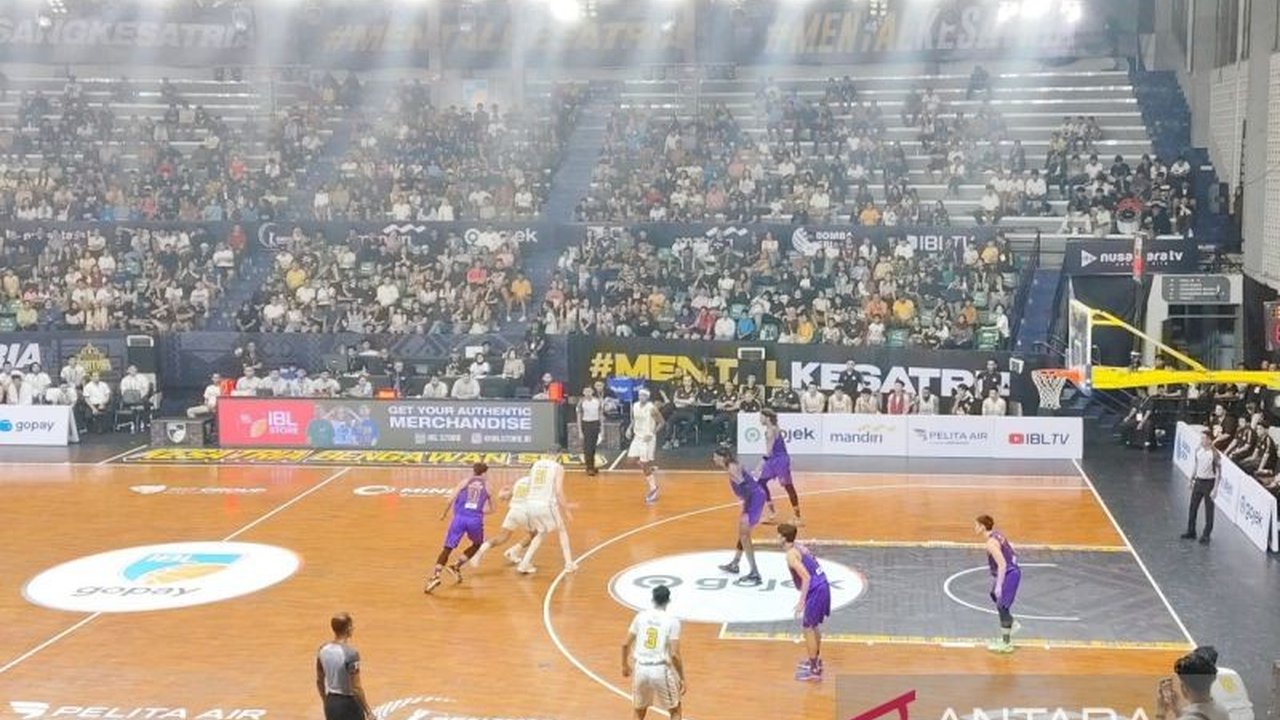 Kesatria Bengawan Solo (KBS) berhasil meraih kemenangan dramatis atas Tangerang Hawks dengan skor 70-68 dalam laga lanjutan Indonesian Basketball League (IBL) 2025 di GOR Sritex Arena, Surakarta.
