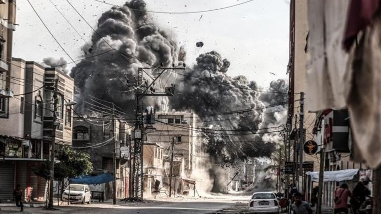 Malaysia mengecam keras serangan Israel di Gaza yang telah menewaskan ratusan warga Palestina dan mendesak Dewan Keamanan PBB untuk segera melakukan intervensi guna menghentikan kekerasan.