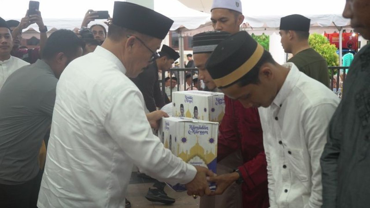 Gubernur Sulbar Bagikan 750 Sembako di Pasangkayu, Anggaran Rp3 Miliar Ditetapkan untuk Pembangunan