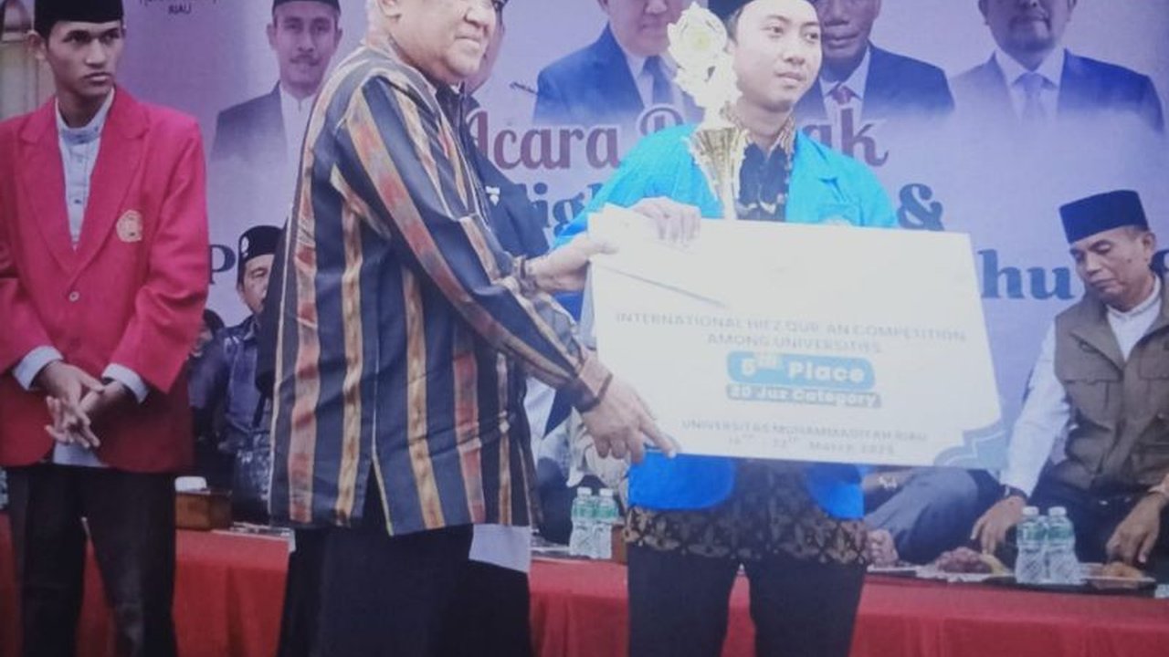 Andi Rahmat Yusuf Ihraja, mahasiswa Unismuh Makassar, berhasil meraih Juara Harapan II dalam Musabaqah Hifzil Quran (MHQ) Internasional 2025 di Pekanbaru, mengalahkan peserta dari lima negara.