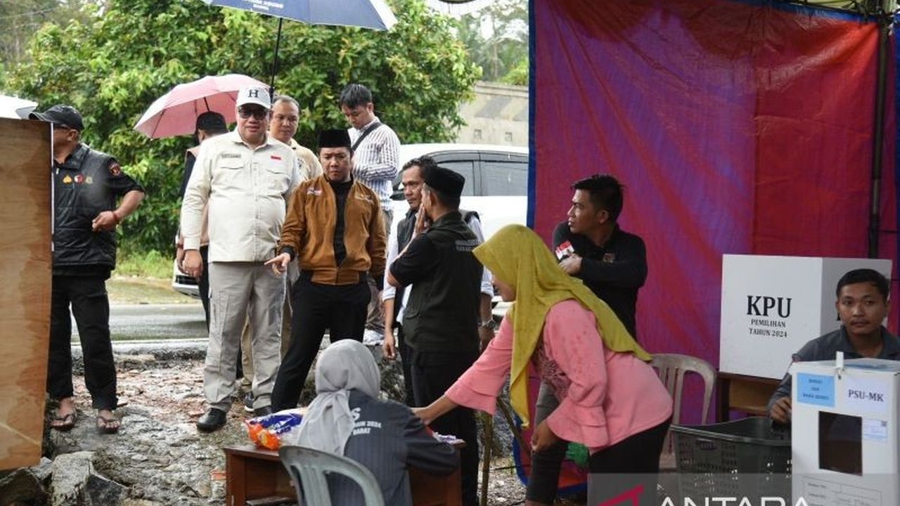 Anggota Bawaslu RI Herwyn JH Malonda mengamati antusiasme pemilih di Bangka Barat tetap tinggi untuk mengikuti PSU meskipun hujan deras mengguyur.