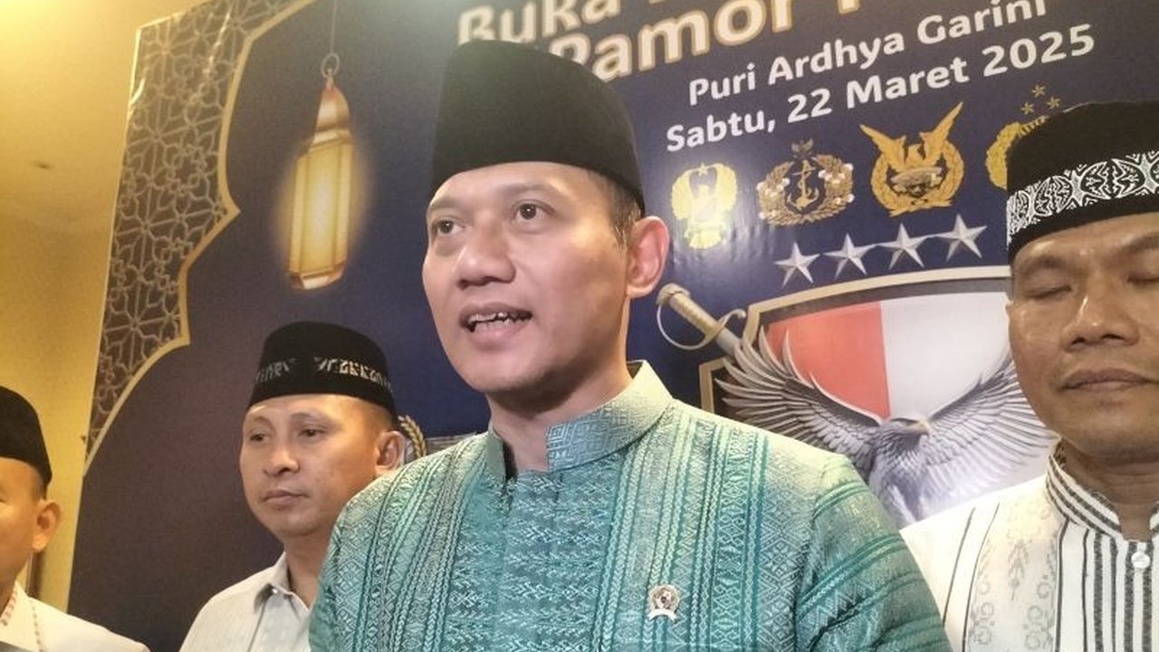 Menko Agus Harimurti Yudhoyono (AHY) mempererat silaturahmi dengan sesama lulusan Akabri 2000 dalam acara buka puasa bersama, menekankan pentingnya kekompakan dan pengabdian untuk NKRI.
