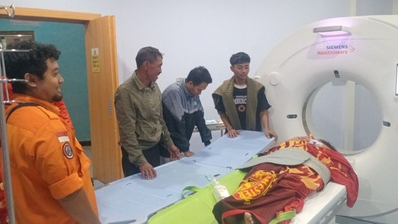 Angin kencang menerjang Jember, menyebabkan satu korban luka, empat rumah rusak, dan belasan pohon tumbang yang mengganggu akses jalan di berbagai kecamatan.