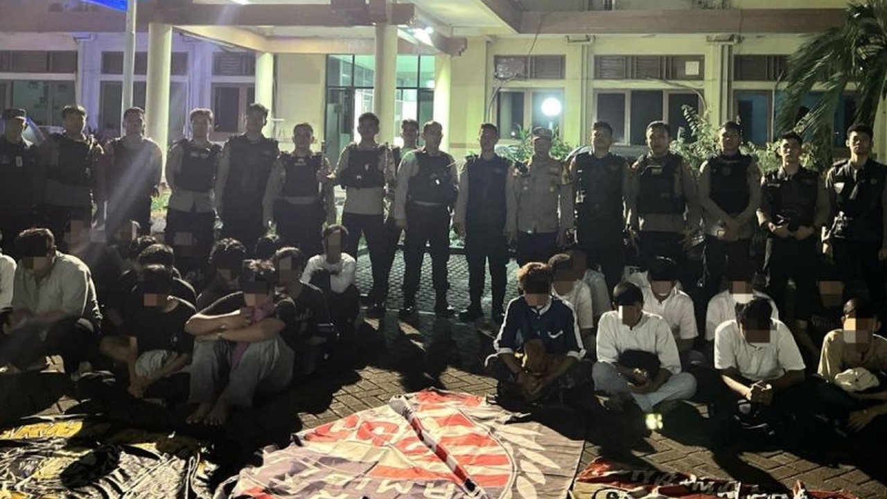 Polisi mengamankan 25 remaja anggota geng motor yang konvoi liar di Jalan Benyamin Sueb, Jakpus, dan menyita sejumlah barang bukti; polisi tegaskan tidak akan menoleransi aksi serupa.