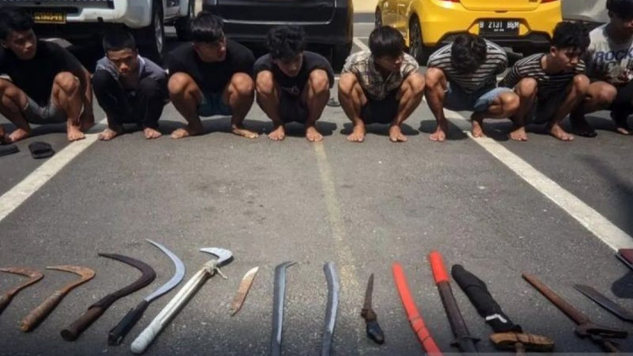 Polres Metro Jakarta Pusat menangkap enam anggota geng motor yang telah melakukan penganiayaan dan perampasan terhadap tiga remaja di Jalan Kebon Kosong, Kemayoran; polisi masih memburu pelaku lainnya.