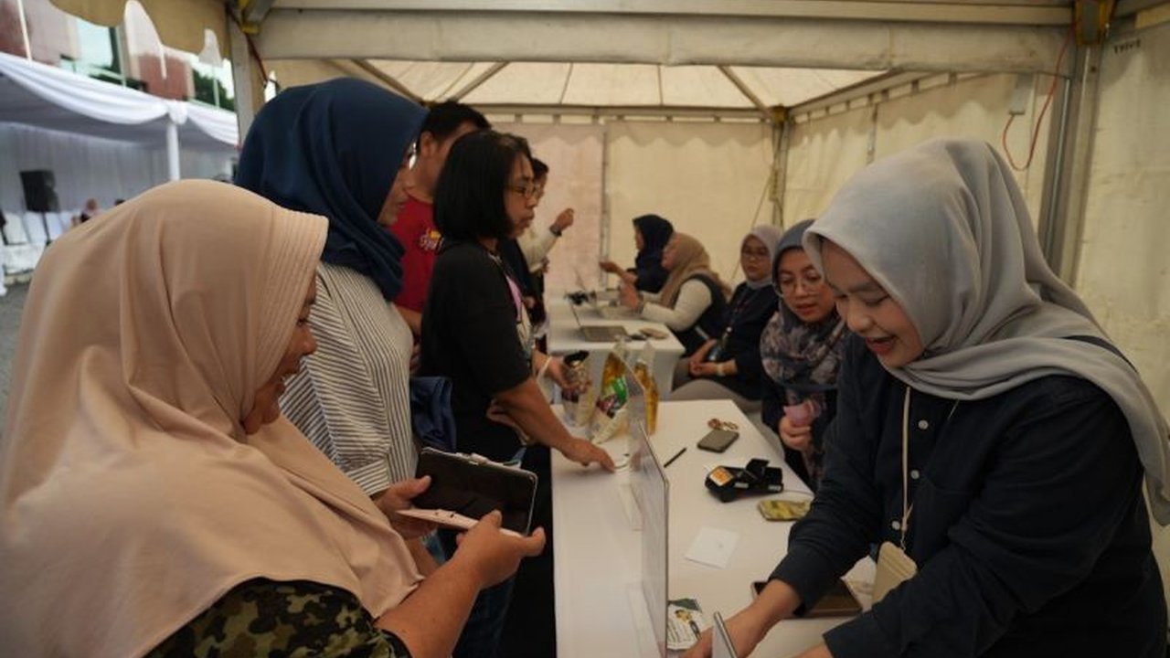 Jelang Lebaran 2025, PTPN IV PalmCo melalui Gerakan Pangan Murah (GPM) berhasil menyerap 160 ton minyak goreng dan gula kemasan, menunjukkan tingginya antusiasme masyarakat.