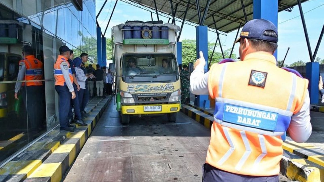 Menteri Perhubungan memastikan tidak ada pelarangan operasional truk barang untuk Lebaran 2025, namun dengan syarat wajib mematuhi aturan pembatasan yang telah ditetapkan pemerintah untuk keselamatan dan kelancaran arus mudik.