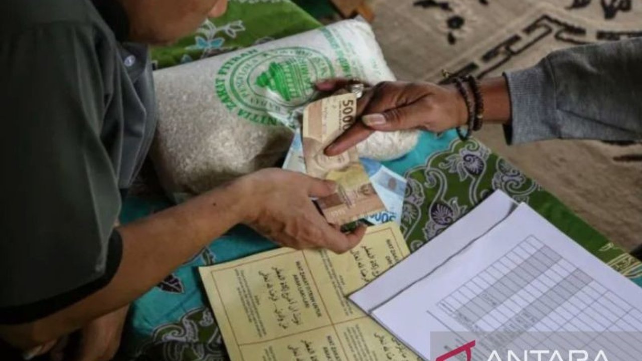 Baznas Karawang optimistis capai target penghimpunan zakat Rp12 miliar di tahun 2025 meskipun hingga pertengahan Maret baru terkumpul Rp1,5 miliar, dengan Ramadan sebagai momentum utama.