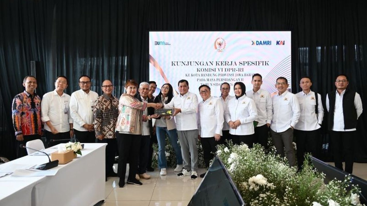 Komisi VI DPR RI memberikan apresiasi tinggi pada kesiapan PT KAI dan Perum Damri dalam menghadapi puncak arus mudik dan balik Lebaran 2025, dengan Damri menyiapkan 1.220 bus dan KAI meningkatkan layanan kereta api.