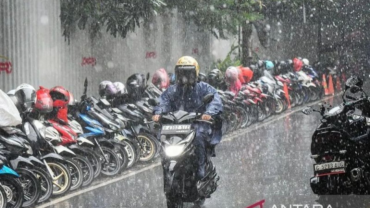 BMKG Prakirakan Hujan Lebat dan Petir Guyur Kota-Kota Besar Indonesia Hari Ini