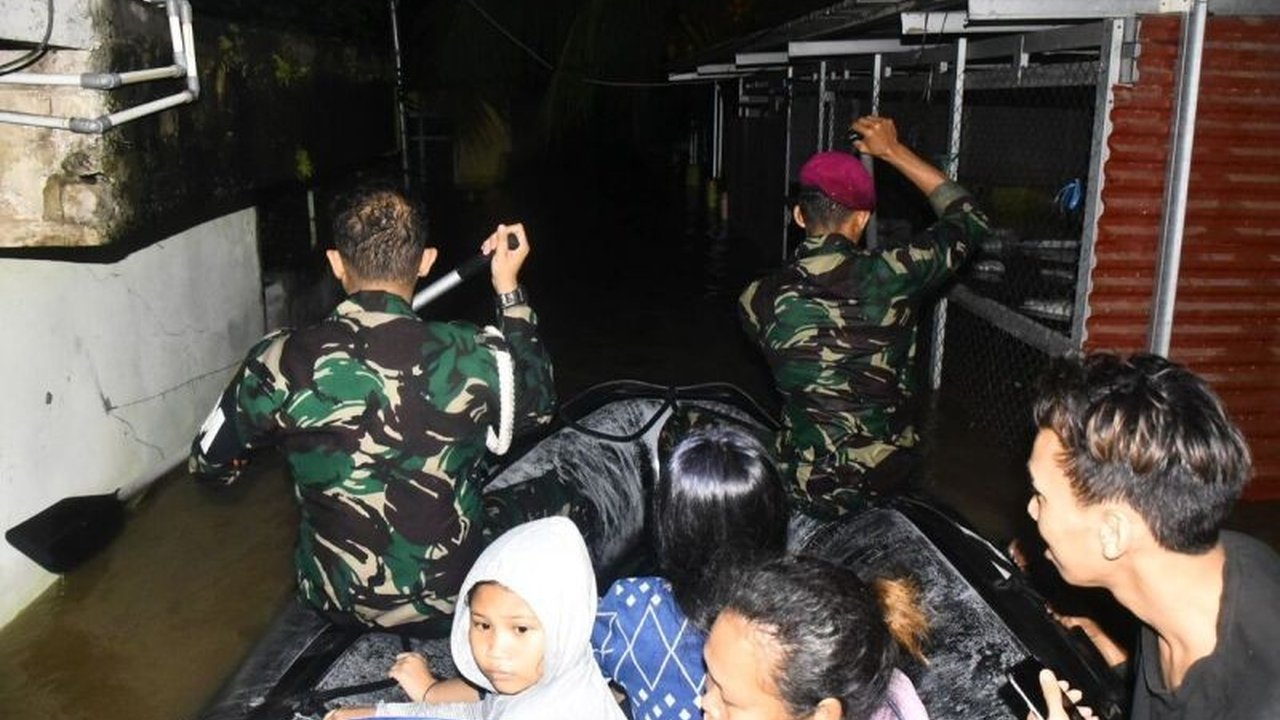 Lantamal VIII Manado kerahkan 85 personel dan sejumlah peralatan untuk evakuasi korban banjir di Kota Manado, Sabtu malam hingga Minggu dini hari, menyusul cuaca ekstrem yang melanda wilayah tersebut.