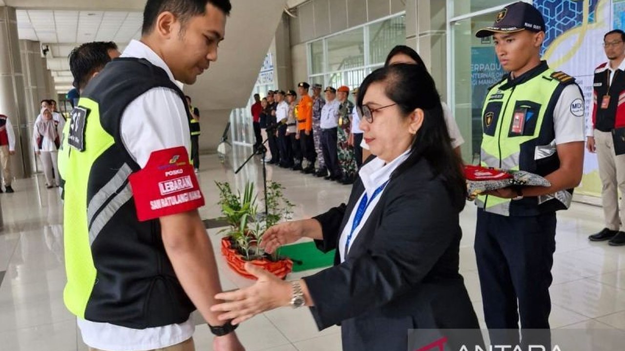 Bandara Sam Ratulangi Manado menyiapkan posko Lebaran terpadu untuk memberikan pelayanan prima kepada penumpang selama libur Idul Fitri 2025, dengan antisipasi lonjakan penumpang hingga 104.842 orang.
