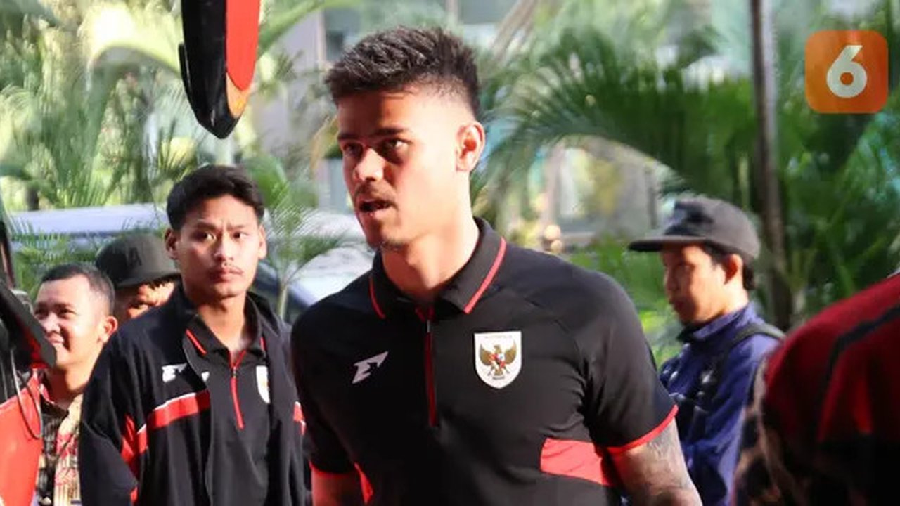 Bek Timnas Indonesia, Mees Hilgers, saat tiba di Hotel Fairmont, Jakarta pada Jumat (21/3/2025).