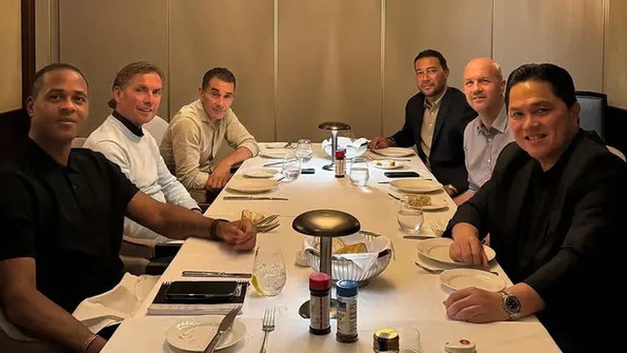Ketua PSSI, Erick Thohir menemui pelatih Timnas Indonesia, Patrick Kluivert, dan para asistennya plus penasihat teknis PSSI, Jordi Cruyff. (Bola.com/Dok.Instagram Erick Thohir).