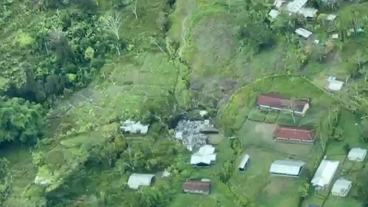 Kelompok Kriminal Bersenjata (KKB) di Yahukimo, Papua Pegunungan, menyerang dan membunuh enam guru serta membakar rumah dan sekolah mereka; puluhan guru lainnya berhasil dievakuasi.