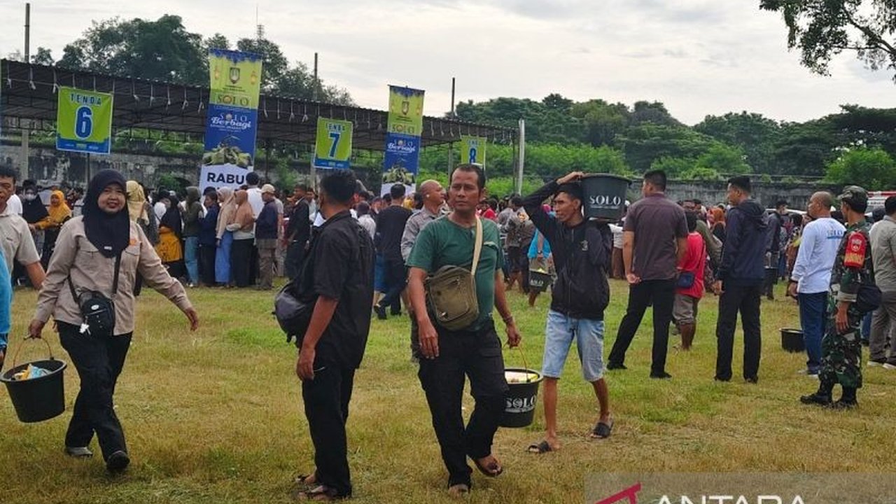 Warga Solo menunjukkan toleransi tinggi melalui Solo Bersama Selamanya (SBS) dengan membagikan 10.000 paket sembako kepada warga membutuhkan, bukti nyata keberagaman dan kebersamaan di Kota Solo.