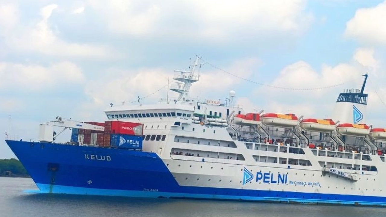PT Pelni Medan memprediksi puncak arus penumpang kapal Pelni yang turun di Pelabuhan Belawan pada 26 dan 29 Maret 2025, serta puncak arus balik pada 7 dan 10 April 2025.