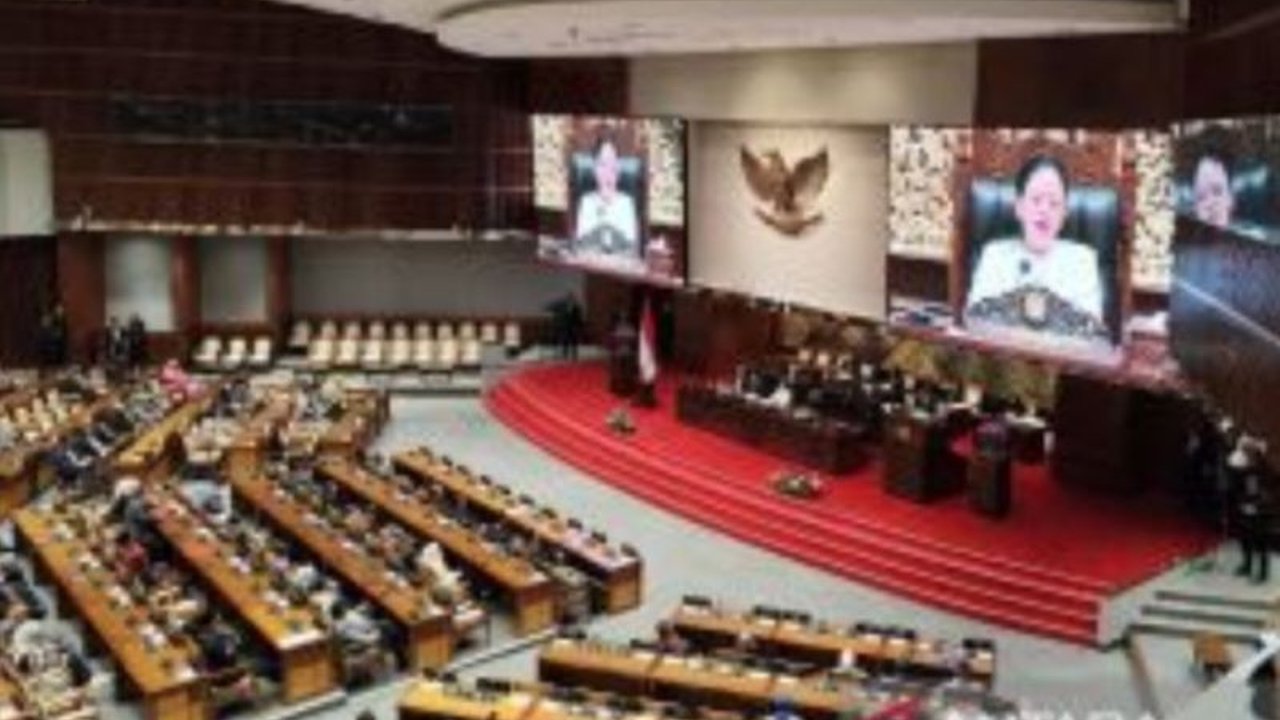 DPR RI mengesahkan RUU TNI dengan penambahan tugas pokok TNI, penempatan prajurit aktif di K/L, dan penambahan masa dinas, tetap berlandaskan demokrasi dan supremasi sipil.