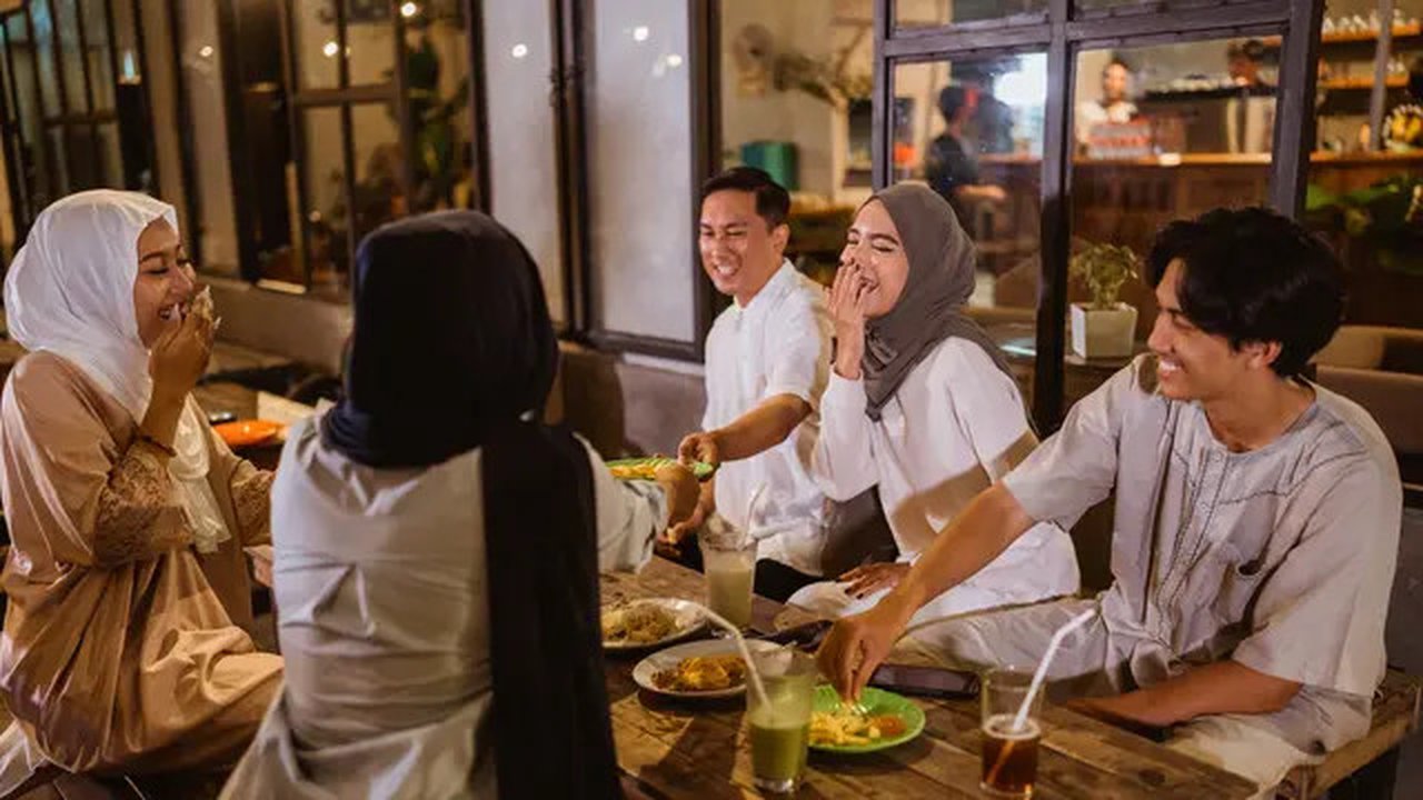 Berbuka puasa lebih menyenangkan dan bersemangat berkat cooltopia lemon lime yang memberikan energi lebih saat berpuasa. (Sumber: PT Kino Indonesia Tbk).