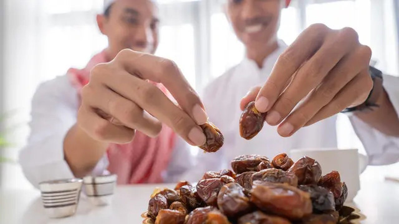 Ilustrasi berbuka dengan kurma. (c)odua/Depositphotos.com