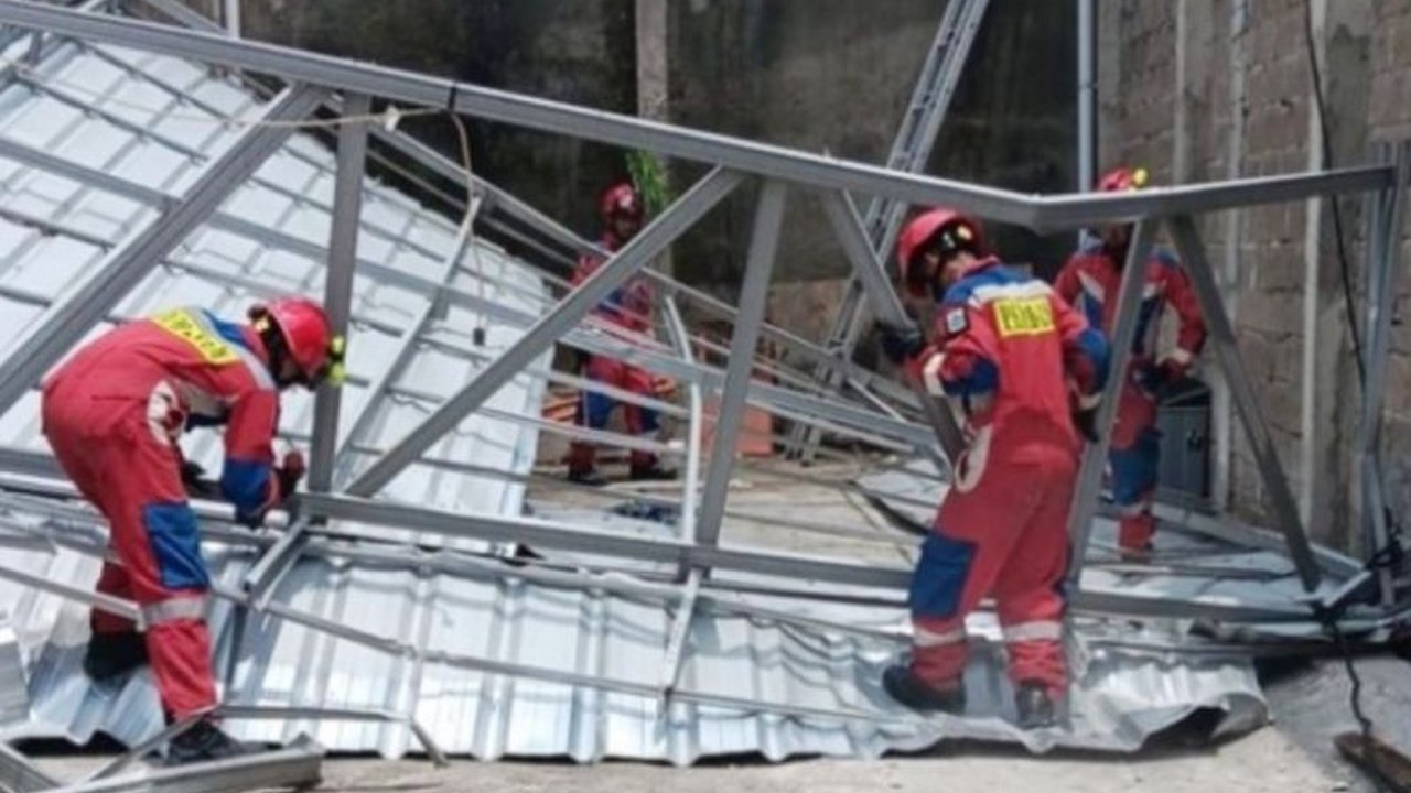 Puting Beliung di Jakarta Utara: Petugas Bersihkan Material, Tak Ada Korban Jiwa