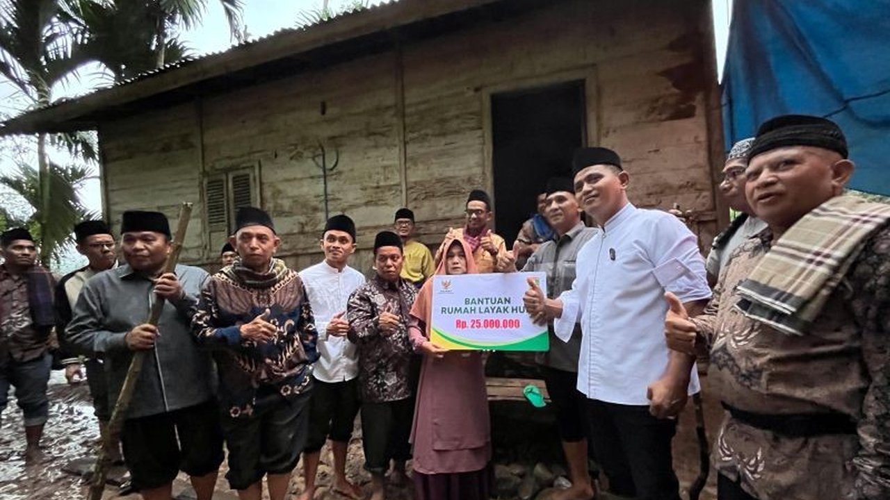 Pemerintah Kabupaten Solok menyerahkan bantuan bedah rumah dari Baznas kepada keluarga Alhajisar di Nagari Sibarambang,  menunjukkan komitmen untuk kesejahteraan masyarakat.