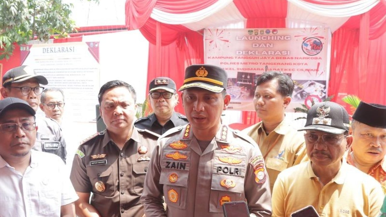 Kapolres Metro Tangerang Kota mengajak masyarakat untuk segera melapor ke call center 110 jika menemukan gangguan investasi, seperti premanisme dan pungutan liar, guna menjaga iklim investasi yang kondusif.