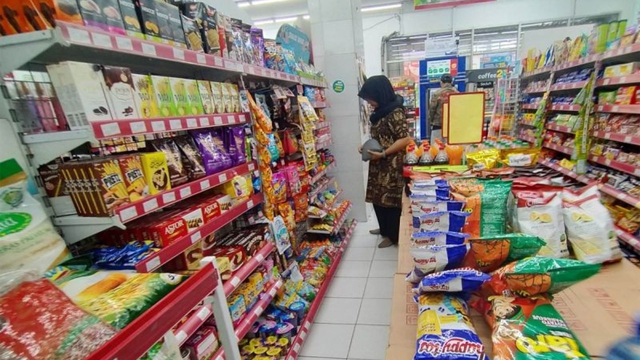 Penurunan kepercayaan publik terhadap kebijakan pemerintah mengancam target pertumbuhan ekonomi Indonesia 8 persen; transparansi dan empati jadi kunci.