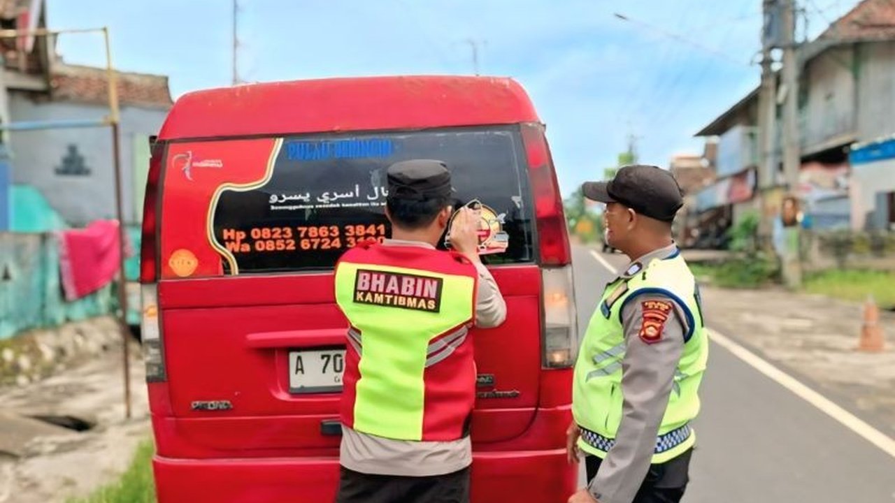 Polres OKU memasang stiker hotline polisi 110 di kendaraan umum untuk memastikan keamanan dan kenyamanan pemudik Lebaran 2024, dengan slogan 