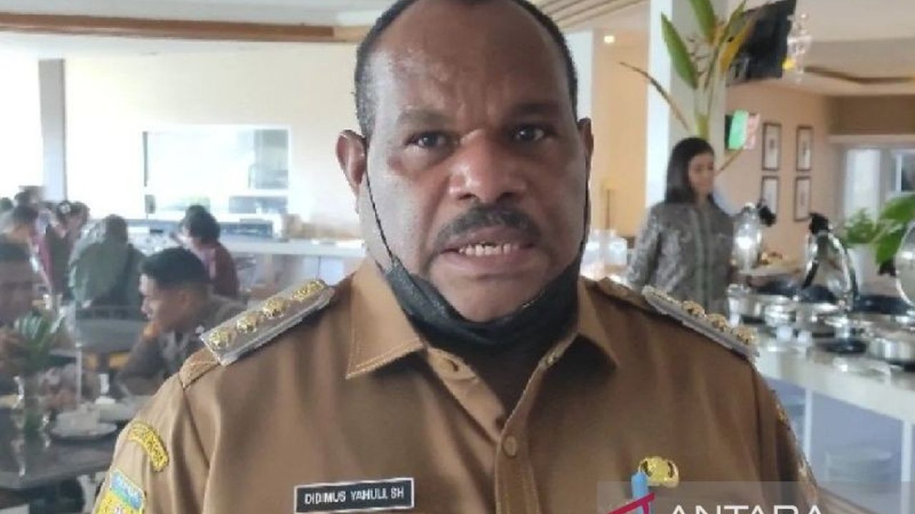 Bupati Yahukimo, Didimus Yahuli, kerahkan tim evakuasi untuk menyelamatkan warga sipil dan jenazah guru yang menjadi korban serangan Kelompok Kriminal Bersenjata (KKB) di Distrik Anggruk.