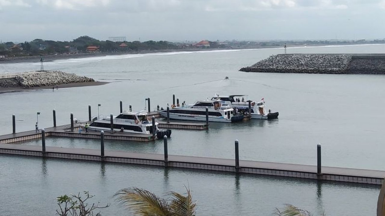Pelabuhan Sanur, Bali, menunda sementara keberangkatan kapal cepat akibat cuaca buruk yang dipicu bibit siklon 92S dan gelombang tinggi hingga tiga meter.